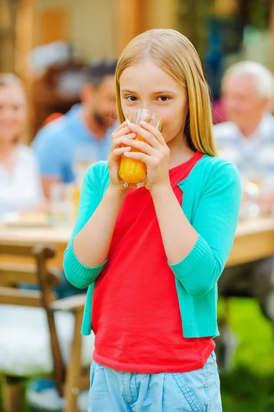 Ragazza bere succo d'arancia — Foto Stock