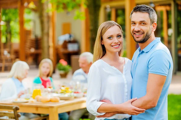 Gelukkige jonge paar verlijmen met elkaar zijn verbonden — Stockfoto