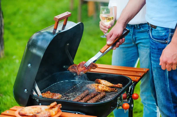 Pessoas churrasco carne na grelha — Fotografia de Stock