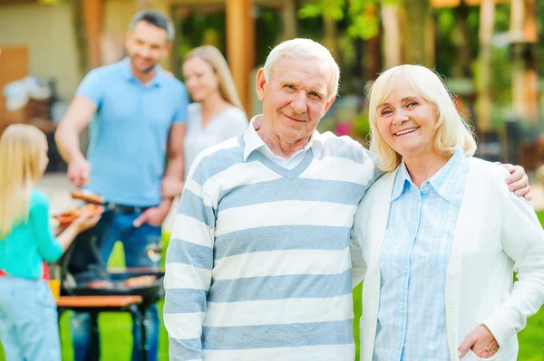 Glückliches Seniorenpaar, das miteinander verbunden ist — Stockfoto