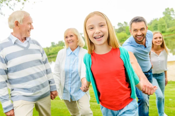 Bambina godendo il tempo con la sua famiglia — Foto Stock