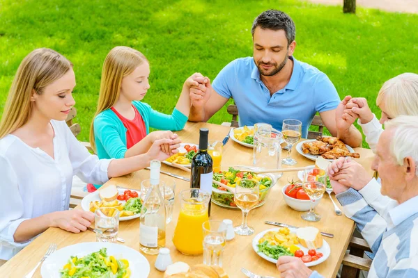 Family praying before dinner — Stock Photo, Image