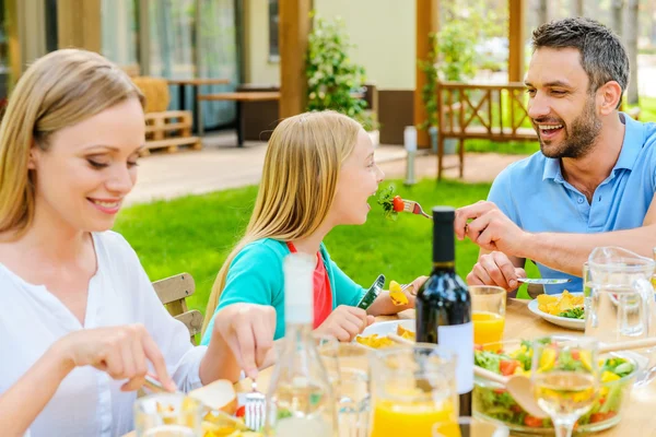 Homme nourrir fille à la table à manger — Photo