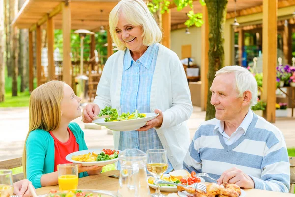 Seniorin serviert frischen Salat — Stockfoto