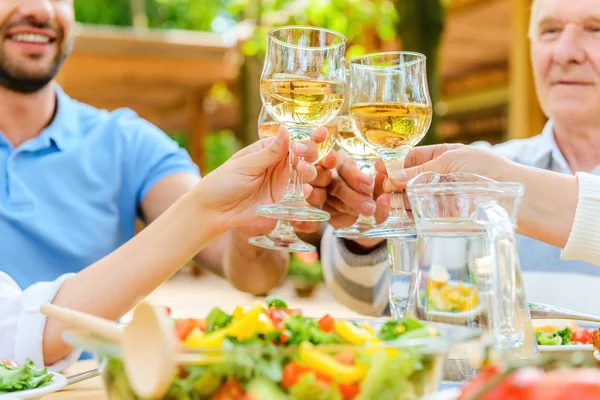 Personas en la mesa de comedor y tostadas — Foto de Stock