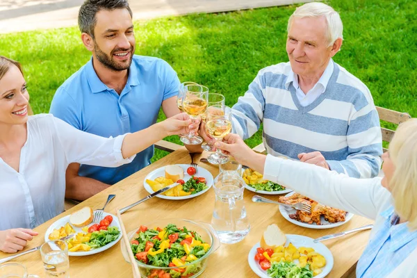 Brinde familiar com vinho na mesa de jantar — Fotografia de Stock