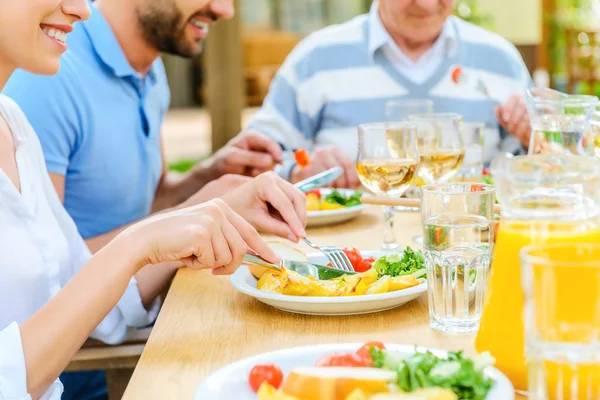 Familia disfrutando de la comida al aire libre — Foto de Stock