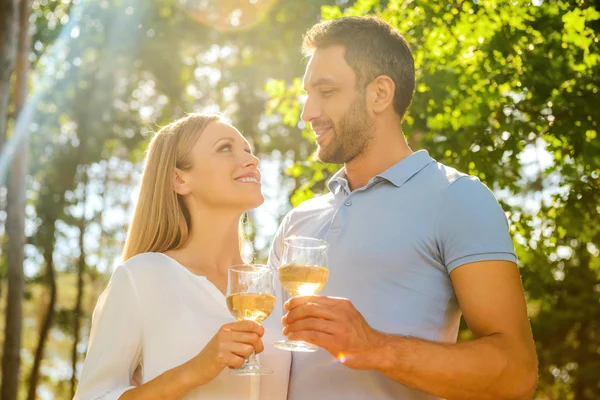 Milující pár se drží sklenice s vínem — Stock fotografie