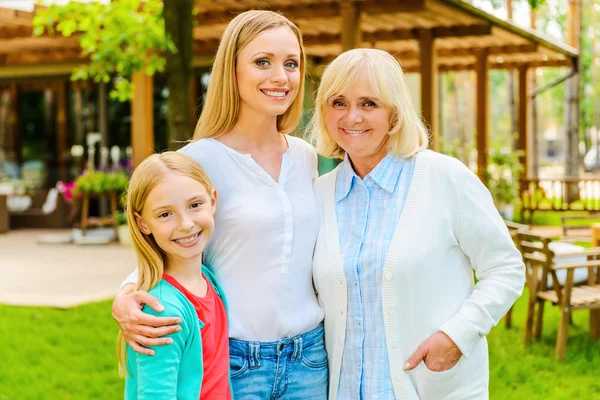 Três gerações de mulheres de família — Fotografia de Stock