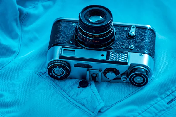 Cámara retro acostado en camisa azul — Foto de Stock