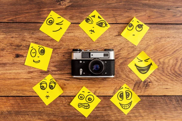 Retro camera omringende door zelfklevende notities — Stockfoto