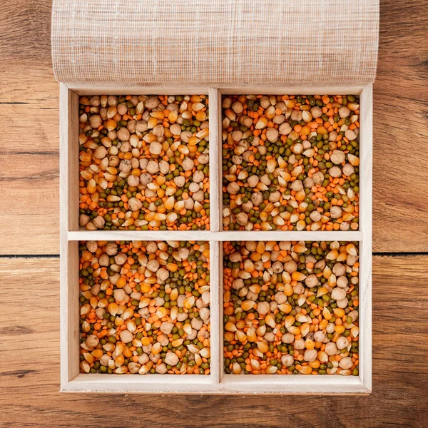 Caixa de madeira com cereais dentro dele — Fotografia de Stock