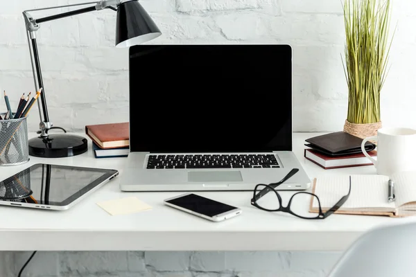 Plaats in kantoor met een laptop werkt — Stockfoto