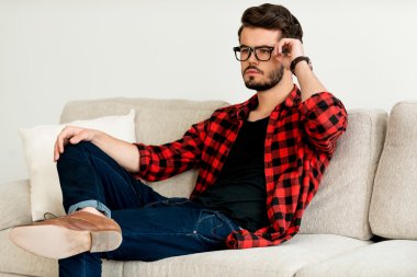 Kendine güvenen genç adam gözlük ayarlama