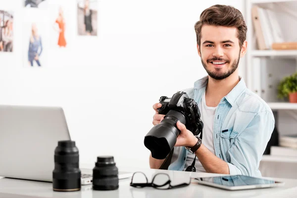 Веселий чоловік тримає цифрову камеру — стокове фото