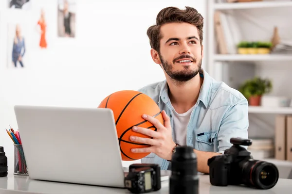 Muž, který držel basketbalový míč na pracovním místě — Stock fotografie