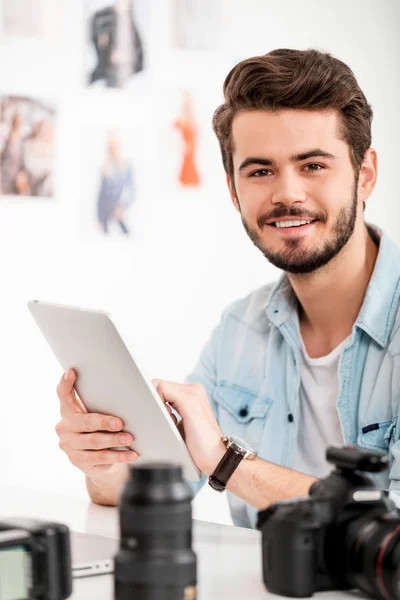 Mladý muž pracující na digitálním tabletu — Stock fotografie