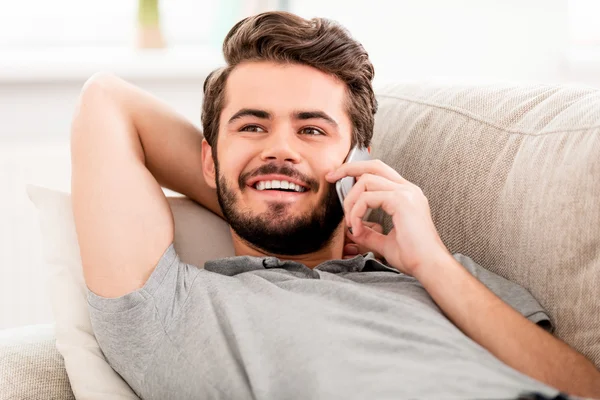 Бородатый мужчина разговаривает по мобильному телефону — стоковое фото