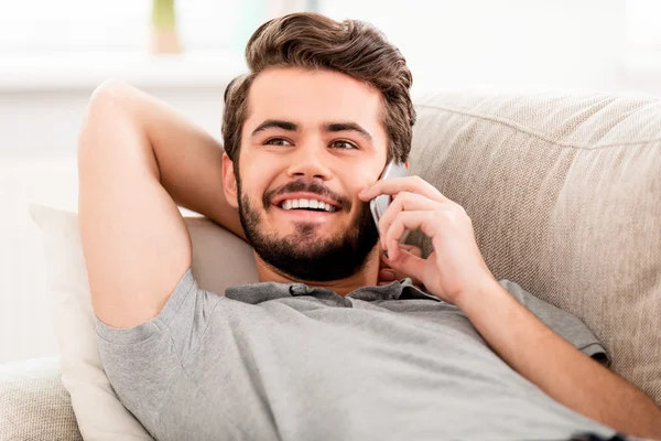 Homme barbu parlant sur téléphone mobile — Photo