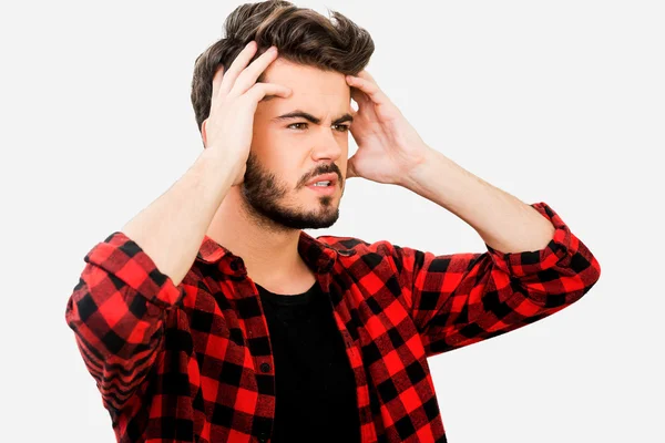 Hombre frustrado sosteniendo la cabeza en las manos — Foto de Stock