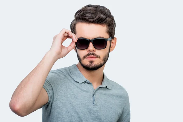 Selbstbewusster junger Mann justiert Brille — Stockfoto