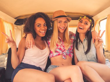 Retro minibüs içinde oturan kadın