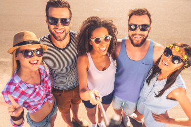 Gençler selfie yapma