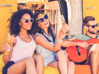 Bira şişe tutan genç kadın