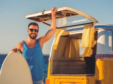 adam skimboard ayakta car yakınındaki, yaslanmış