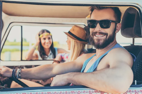 Mann sitzt auf dem Beifahrersitz eines Minivans — Stockfoto