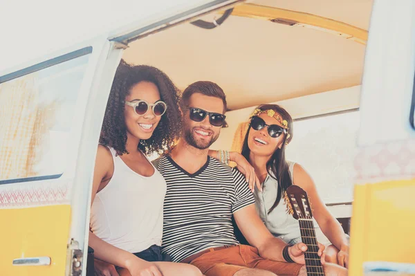 Frauen und Mann sitzen in Transporter — Stockfoto