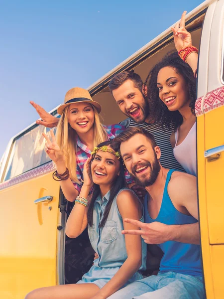 Menschen sitzen in Retro-Minivan — Stockfoto