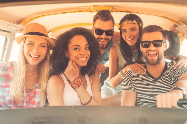 Minibüs içinde oturan genç insanlar — Stok fotoğraf