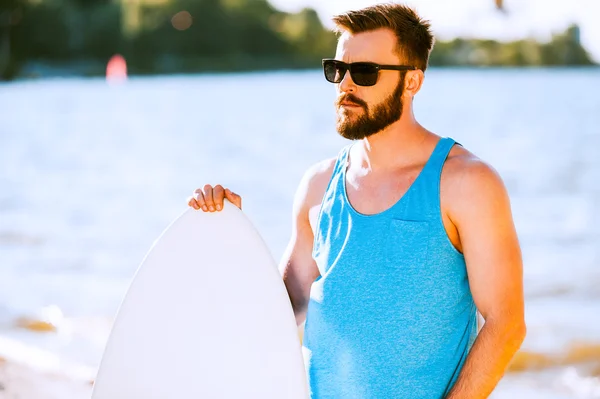 Hombre apoyado en el skimboard en la playa —  Fotos de Stock