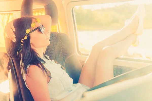 Mulher relaxante em minivan — Fotografia de Stock