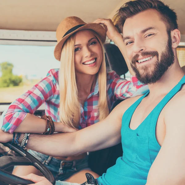 Minibüs içinde oturan genç Çift — Stok fotoğraf