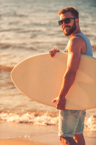 Jovem segurando skimboard — Fotografia de Stock