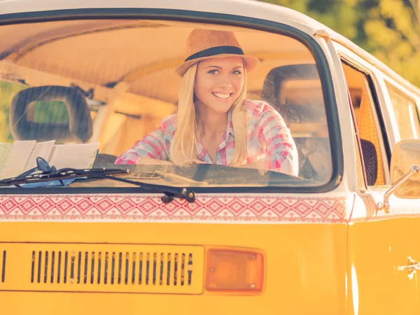 Frau blickt durch Fahrzeugfenster — Stockfoto