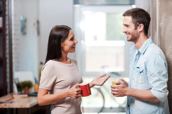 People holding coffee cups and talking — Stock Photo, Image