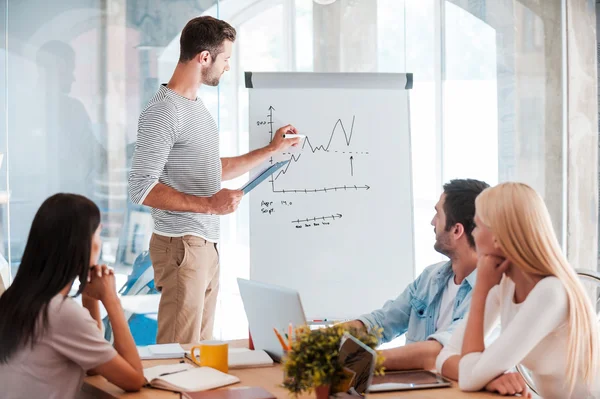 Mann steht neben Whiteboard und skizziert — Stockfoto