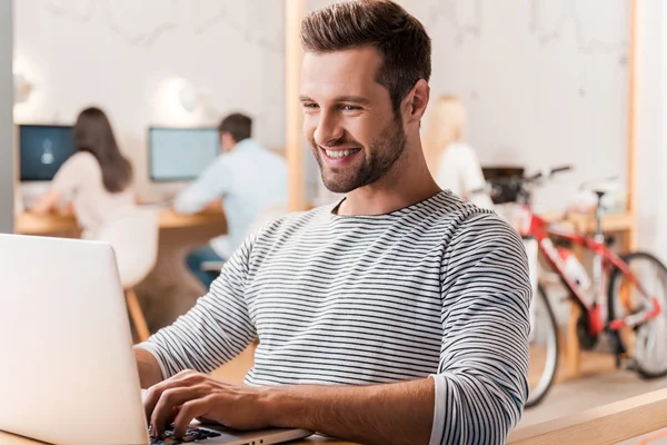 Man werkt op laptop — Stockfoto