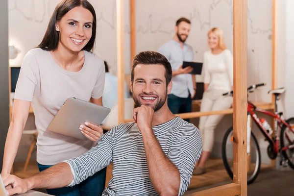 Man and woman with colleagues working — Stock Photo, Image