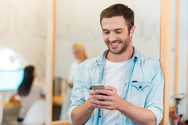 Man looking at his mobile phone — Stock Photo, Image