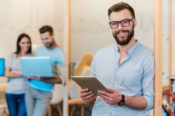 Uomo in possesso di tablet digitale — Foto Stock