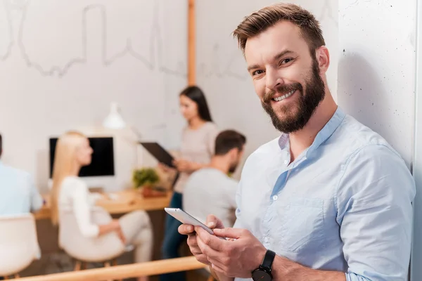 Barba hombre celebración de teléfono móvil — Foto de Stock