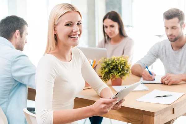 Woman holing digital tablet in office — Stok fotoğraf