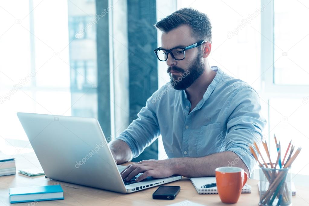 beard man working on laptop