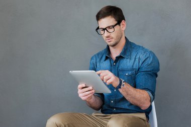 Elinde dijital tablet tutan genç adam