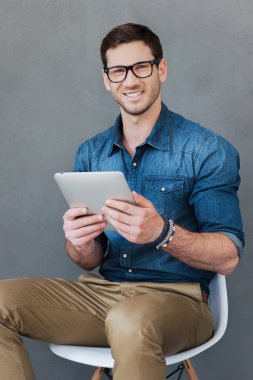 Dijital tablet tutan adam