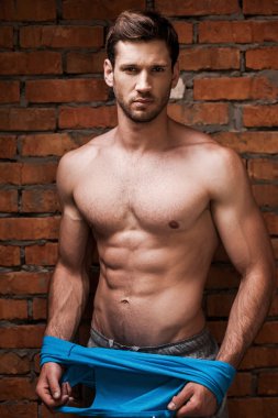 kaslı adam onun tank üst kapalı alarak